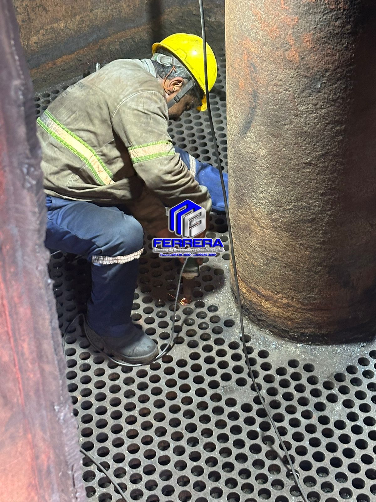 Profissional usando equipamento de solda para reparar a estrutura metálica interna de um evaporador.