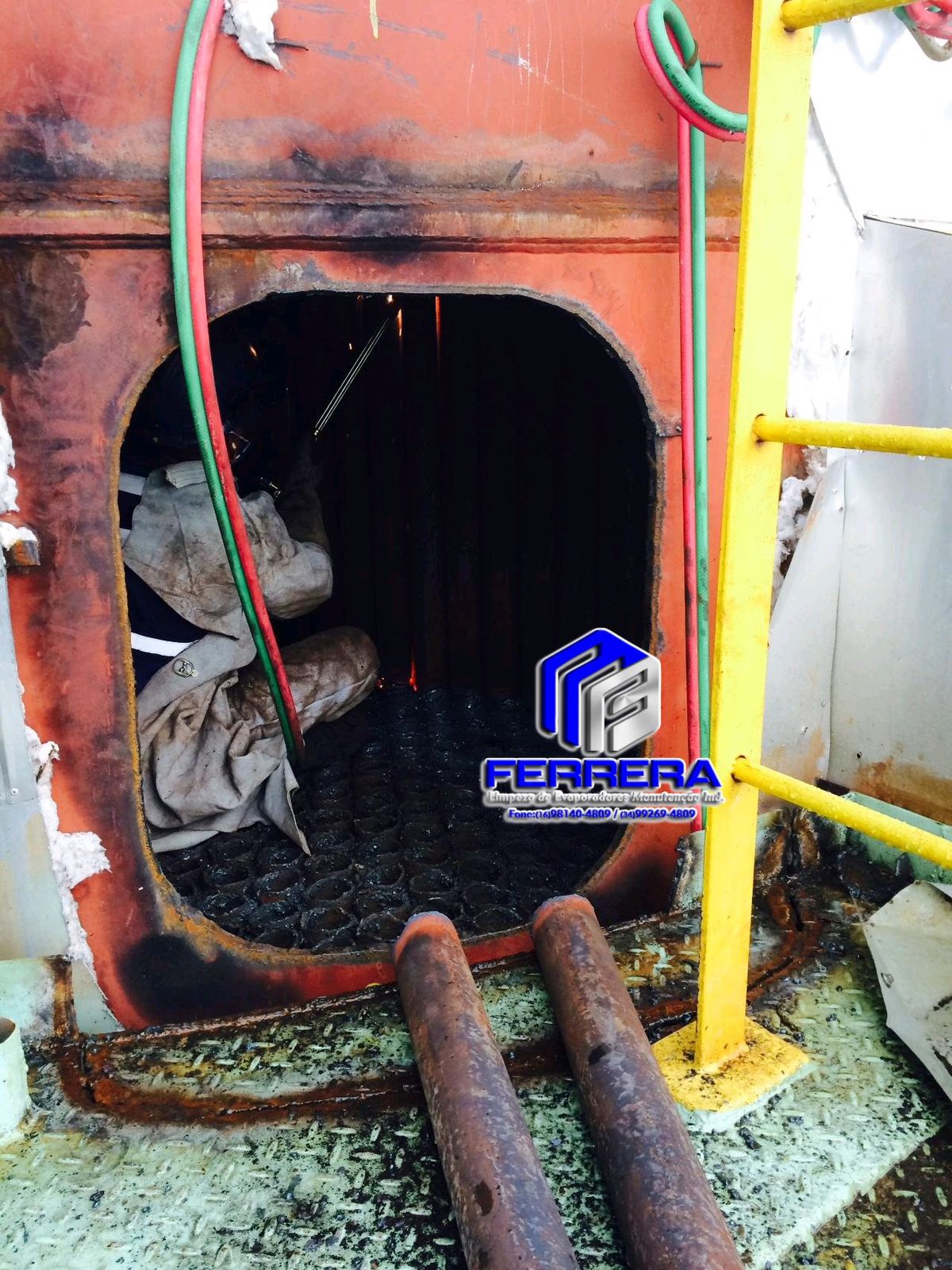 Profissional em posição de trabalho dentro de câmara de acesso a um evaporador ou caldeira.