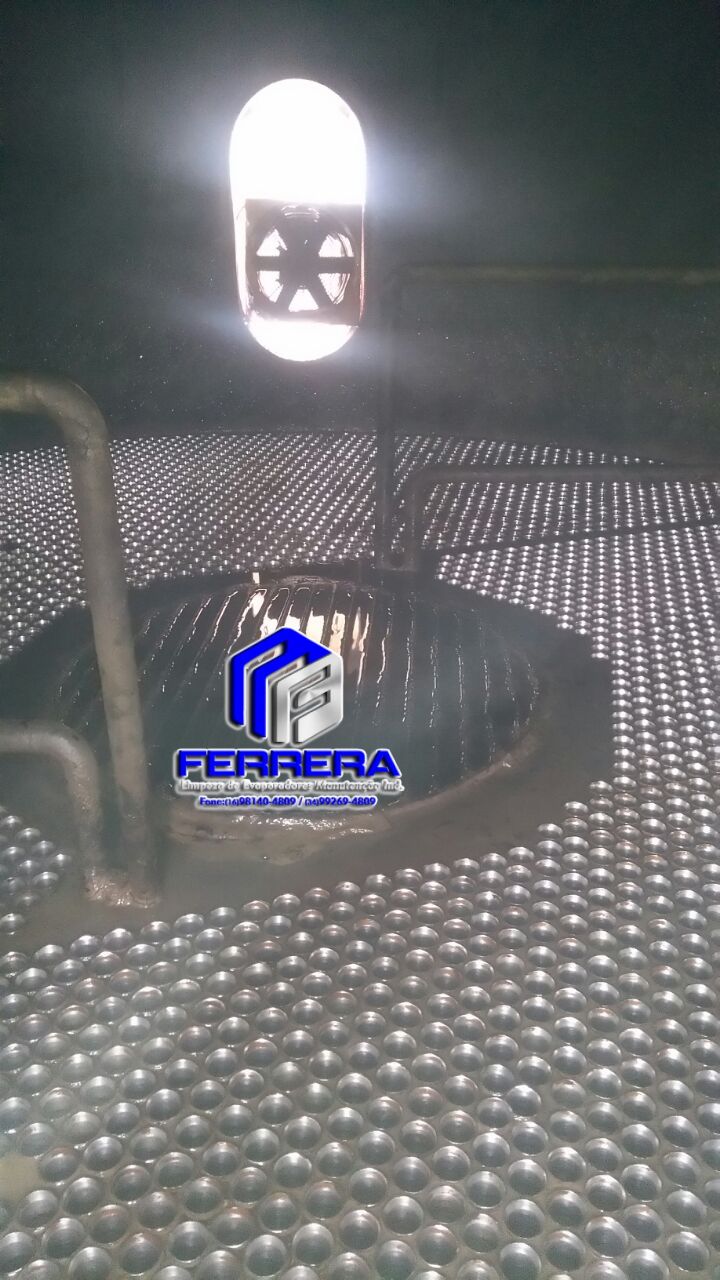 Vista interna detalhada de uma placa tubular de equipamento industrial.