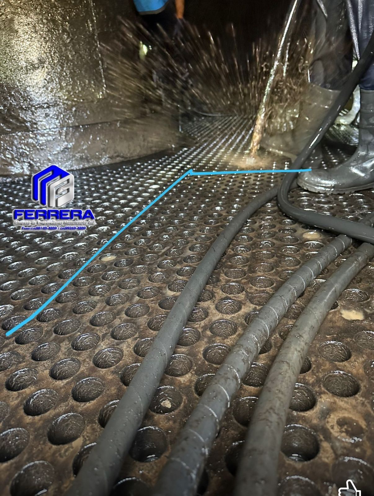 Limpeza de placa tubular de evaporador: detalhe de jateamento de água de alta pressão sobre a superfície perfurada do equipamento.