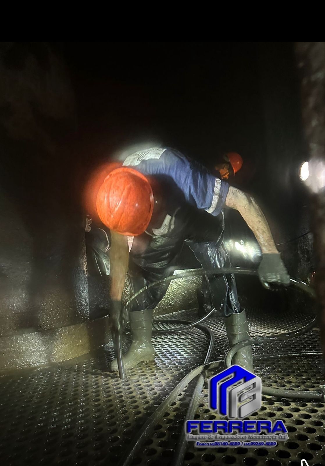 Técnico da Ferrera realizando hidrojateamento interno para remoção de incrustações em um equipamento industrial grande.